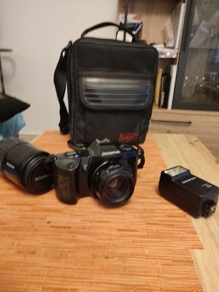 Cámara, objetivo y flash olympus