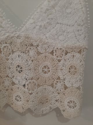 Crop top de tirantes, crochet, crudo y beige