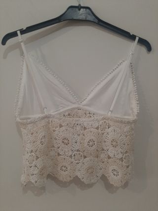 Crop top de tirantes, crochet, crudo y beige