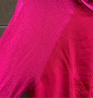 Camiseta fantasia fucsia dos texturas