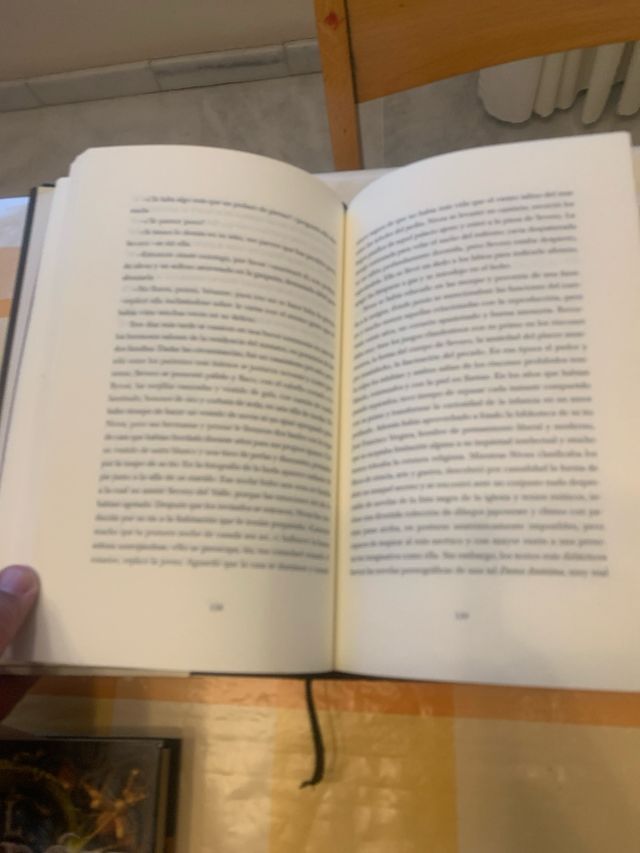 Libro retrato en sepia