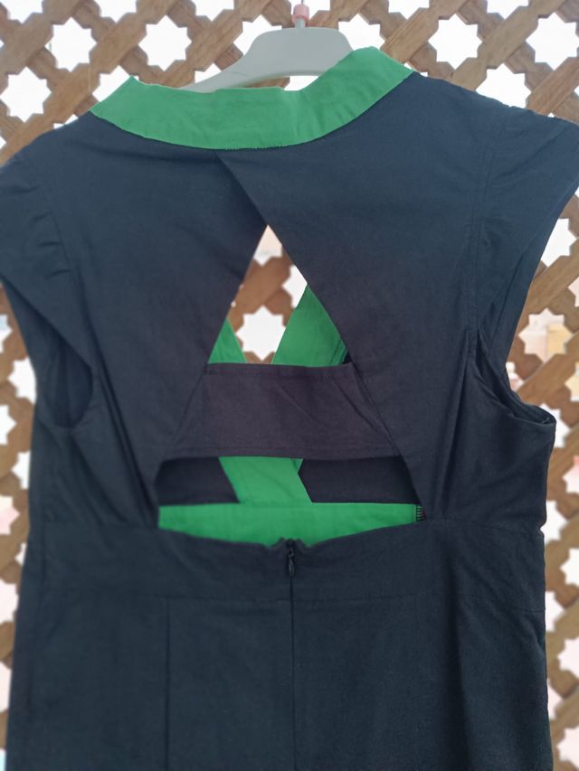 Vestido  negro ajustado, con bordado