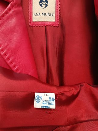 Preciosa chaqueta de piel rojo/fussia
