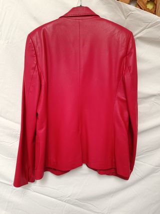 Preciosa chaqueta de piel rojo/fussia