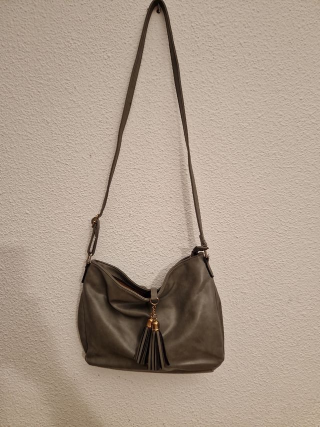 Bolso gris con cremallera