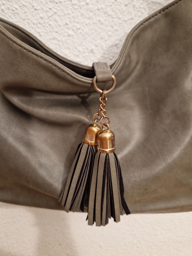 Bolso gris con cremallera