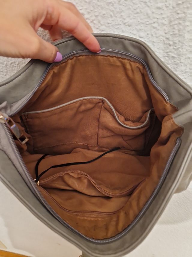 Bolso gris con cremallera