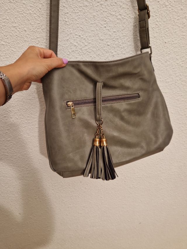 Bolso gris con cremallera
