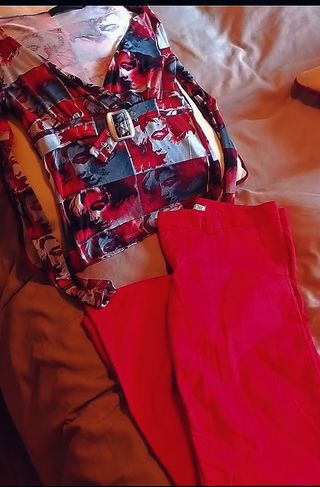 Top  manga larga estampado caras con pantalón