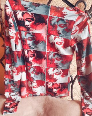 Top  manga larga estampado caras con pantalón