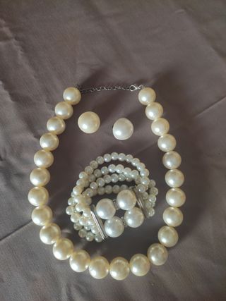 Collar,pulsera y pendientes de perlas 