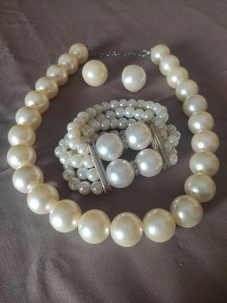 Collar,pulsera y pendientes de perlas 