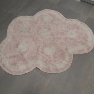 Alfombra rosa y blanca,forma de nubecita