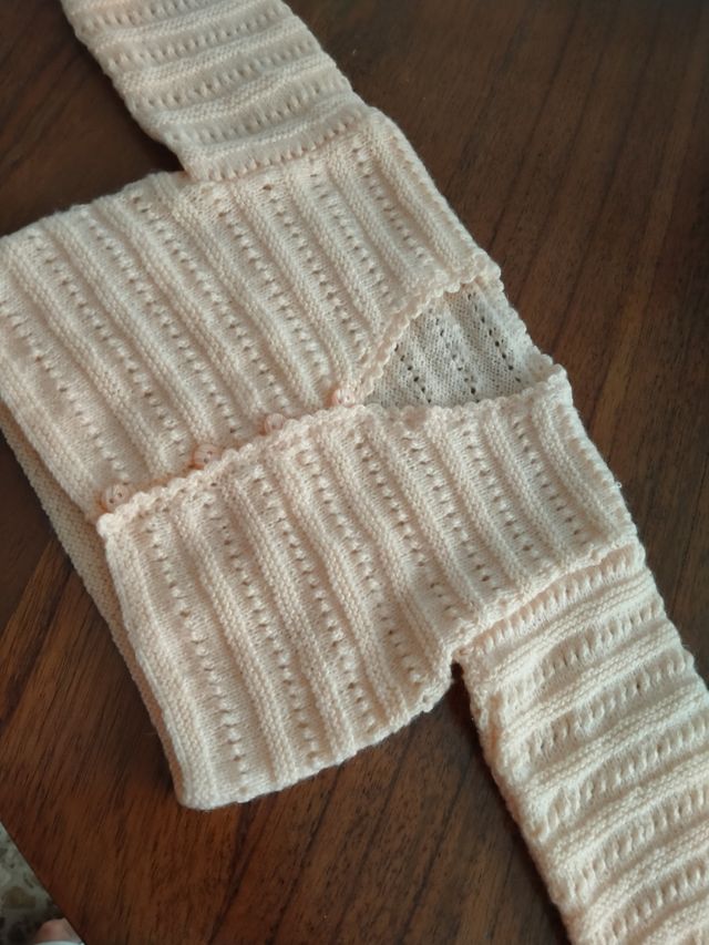 Chaquetita bebe. Color salmón.