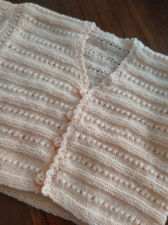 Chaquetita bebe. Color salmón.