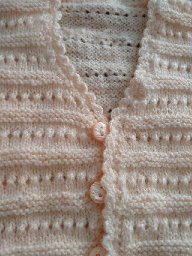 Chaquetita bebe. Color salmón.