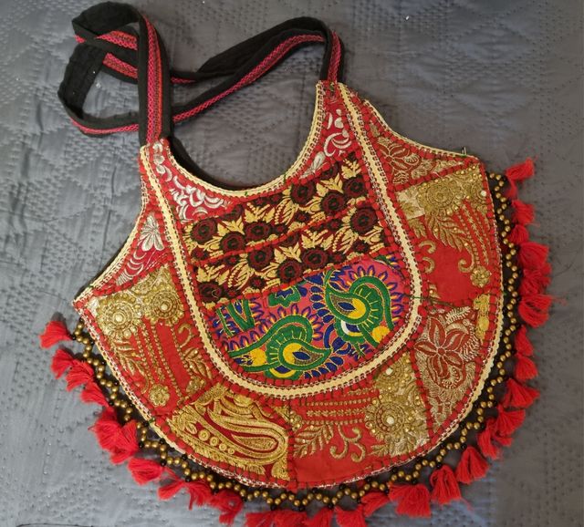 Bolso bordado hecho a mano