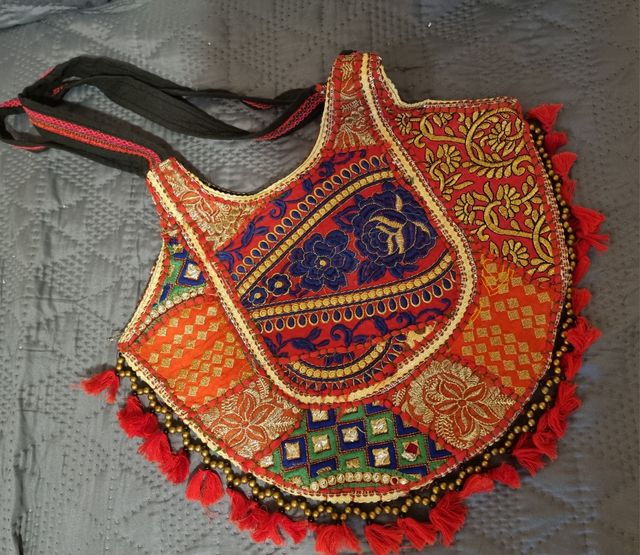 Bolso bordado hecho a mano