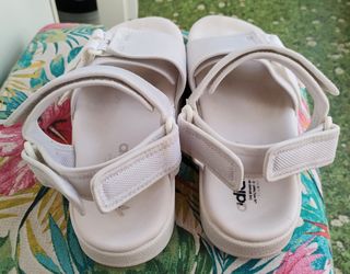 Sandalias Adidas blancas 