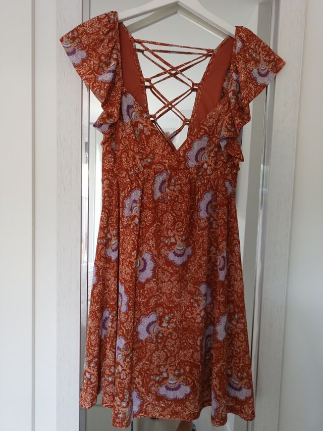 Peecioso vestido con lazadas en espalda