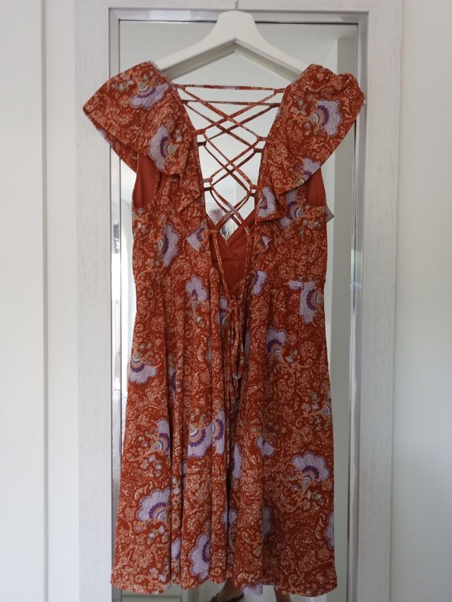 Peecioso vestido con lazadas en espalda