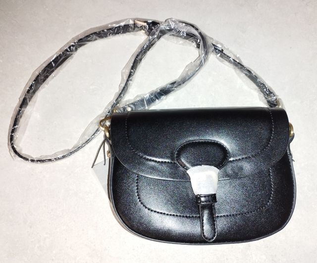 Bolso negro con asa ajustable