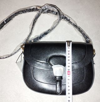 Bolso negro con asa ajustable