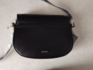 Bolso negro con asa ajustable