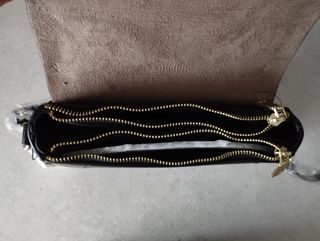 Bolso negro con asa ajustable