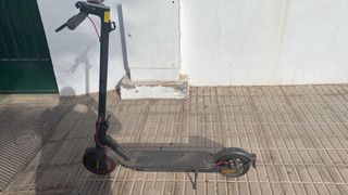 Patineta (tiene 1 año) pacticamente sin uso