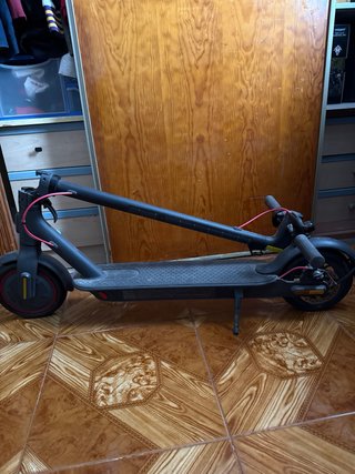 Patineta (tiene 1 año) pacticamente sin uso