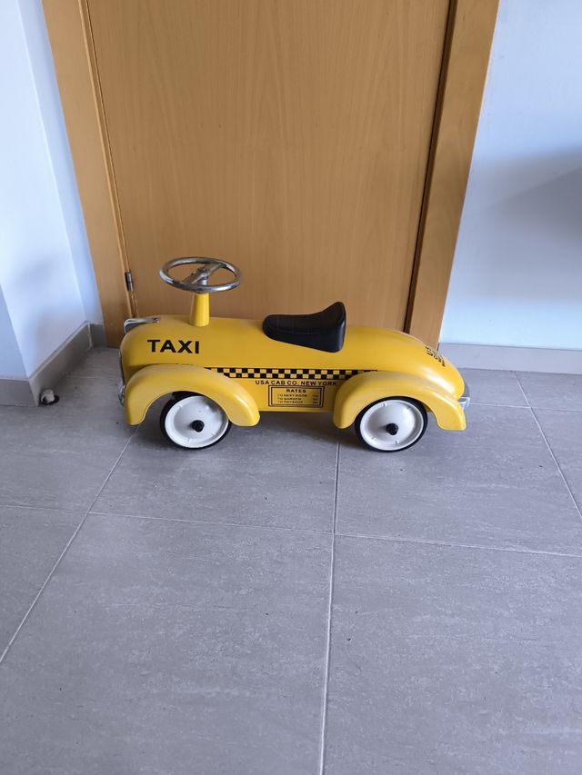 Taxi bólido correpasillos