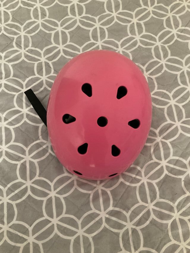 Casco rosa de bicicleta y patinaje