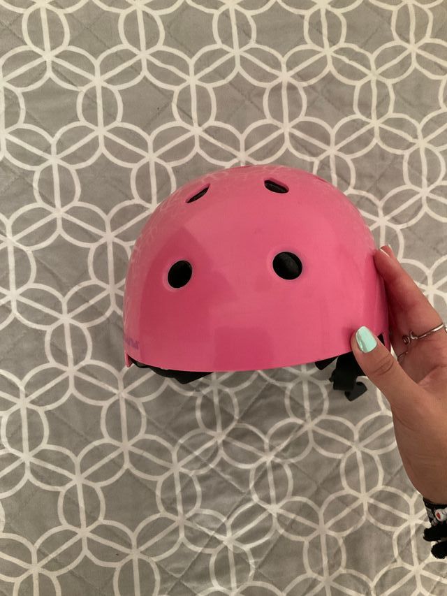 Casco rosa de bicicleta y patinaje