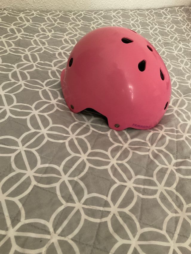 Casco rosa de bicicleta y patinaje