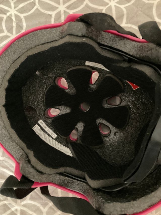 Casco rosa de bicicleta y patinaje