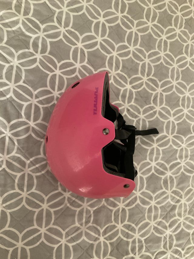 Casco rosa de bicicleta y patinaje