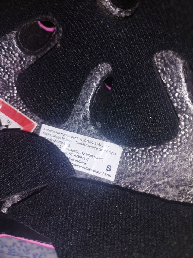 Casco rosa de bicicleta y patinaje