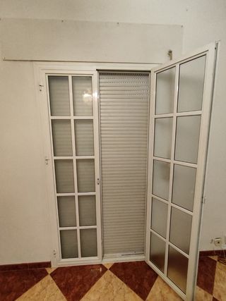 Balcones y ventanas aluminio con persianas