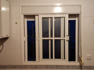 Balcones y ventanas aluminio con persianas