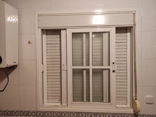 Balcones y ventanas aluminio con persianas