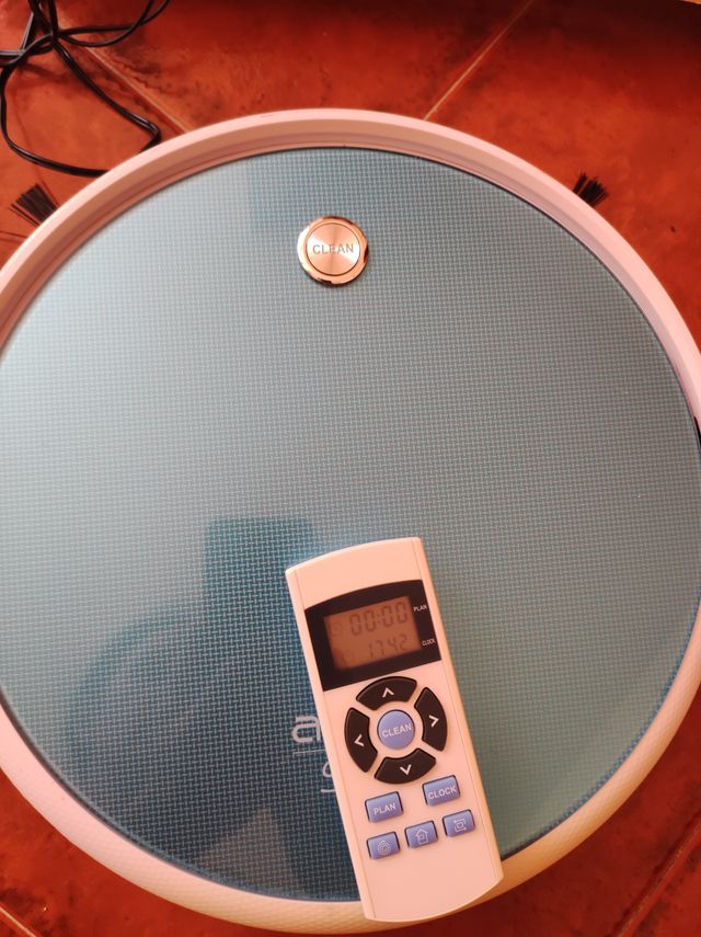 Robot aspirador de marca AMIBOT modelo spirit