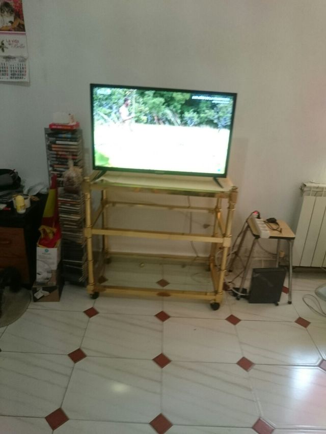 Mesa de cristal y latón