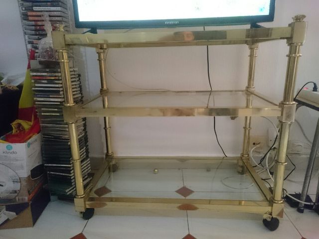 Mesa de cristal y latón