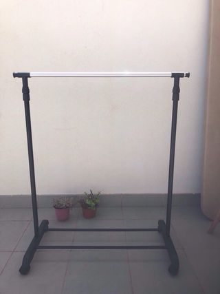Perchero de barra con ruedas