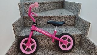 Bicicleta Chicco rosa sin pedales.