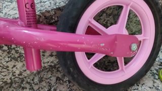 Bicicleta Chicco rosa sin pedales.
