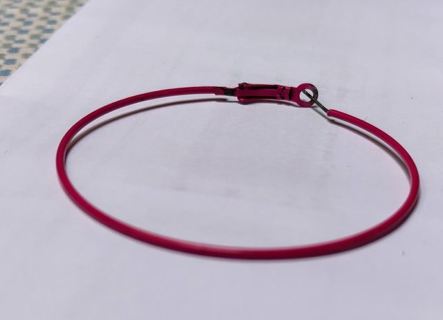 Orecchino ad anello fucsia 