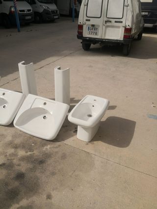Conjunto de lavabos y bidés