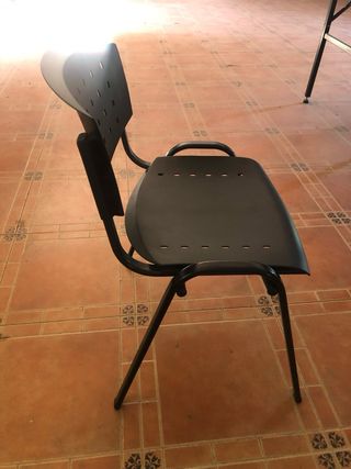 5 sillas de plastico y aluminio